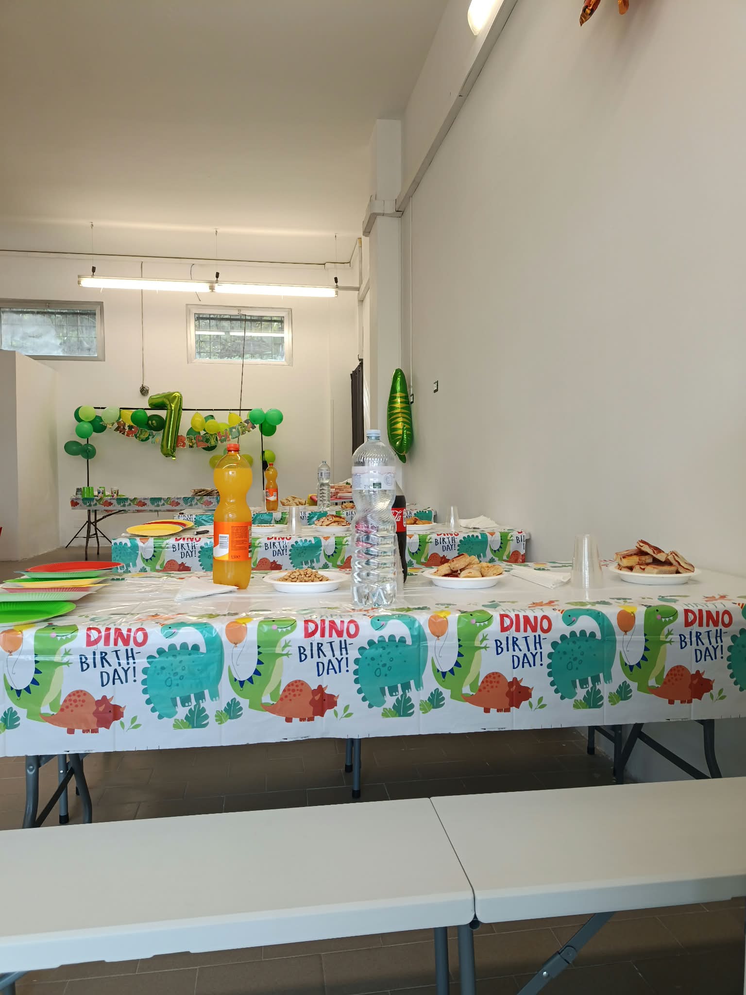 Sala allestita per una festa di compleanno a tema dinosauri
